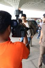 Sidharth Malhotra Spotted At Airport on 29th June 2017